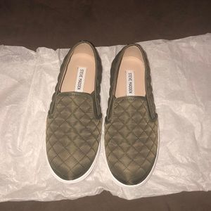 Steve Madden quilted army green flat